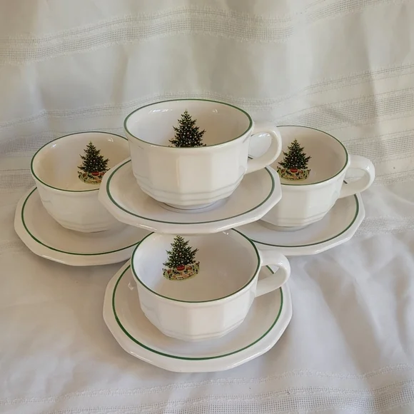 Christmas Heritage Tea/Coffee Set - Picture 4 of 8